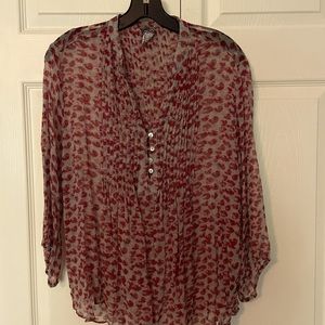 Boho Popover top light grey/wine print elbow length sleeves pleated back.